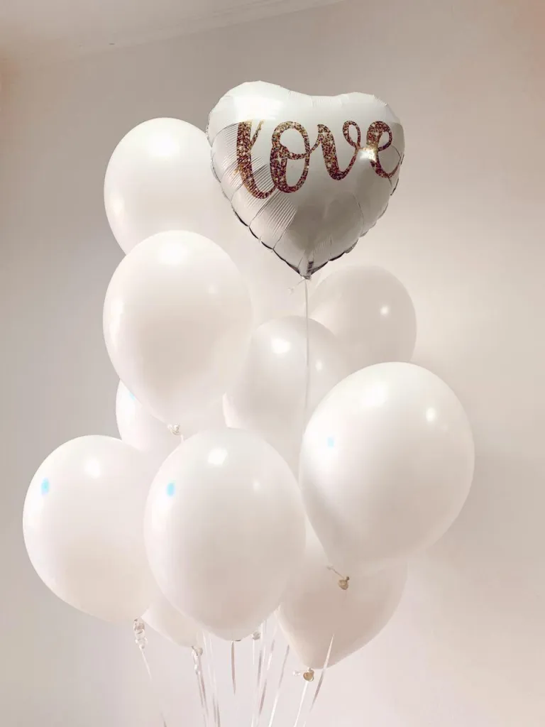 Білий фонтан із серцем Love