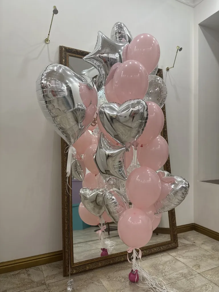 Велике срібне серце з рожевими кульками
