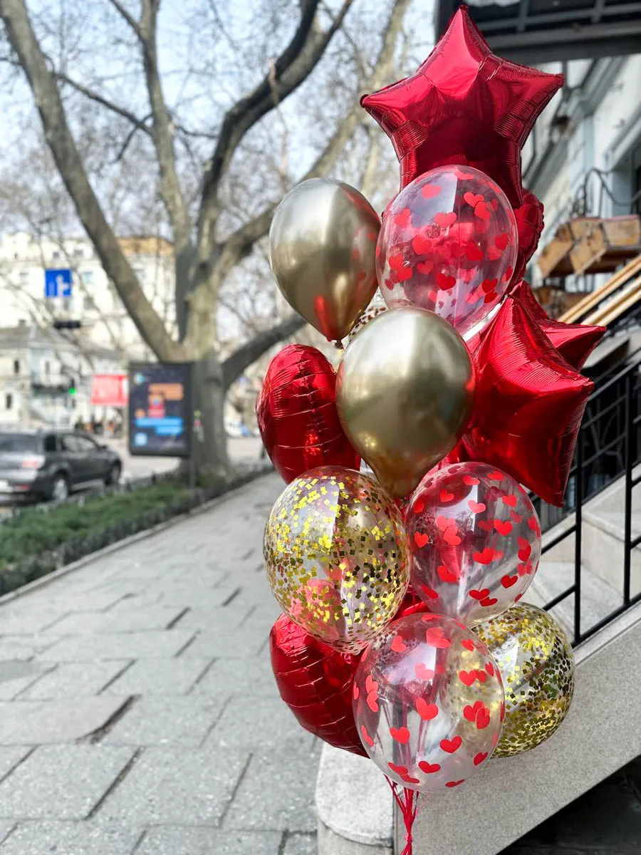 Червоно-золоті серця й зірки