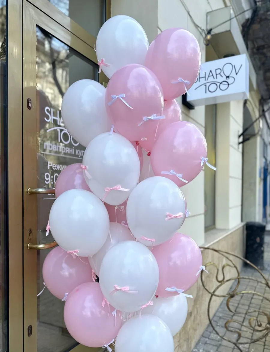 Біло-рожеві кульки з бантиками