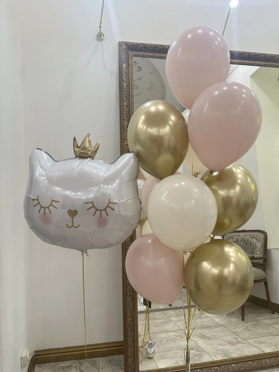 Белая киска в золотой короне